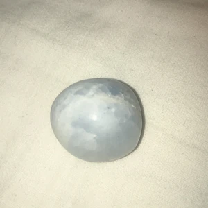 Blå kalcit - Jag säljer en vacker blå kalcit till bra pris och såklart så är den äkta 😍🤍 Egenskaper: Kan lugna nerverna, lindra ångest, den lär hjälpa till vid återhämtning efter känslomässiga trauman och ge förutsättningar för en lugn och klar kommunikation.