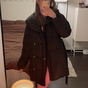 Jacka - Intressekoll på världens mysigaste dunjacka från hm. Den är svart och har en stor krage och stängs antingen med knappar eller genom att man knyter den i midjan. Den är i storlek M men passar mig som vanligtvis har storlek XS/S, så skulle säga att den passar allt från XS-M. Jackan är använd endast ett fåtal gånger, så ser ut som nyskick! Säljer endast vid bra bud 💖