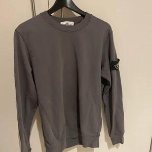 Stone Island Crewneck L - Säljer min Stone Island crewneck som är storlek L och inköpt på NK i Stockholm. Kvitto finns kvar. 