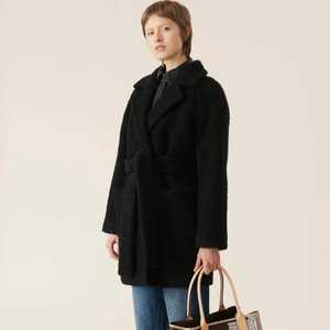 Ganni kappa - Säljer denna snygga kappan från ganni köpt hösten 2018. Säljer på grund av att jag inte får användning av den längre. Den är fortfarande i bra skick, i storlek small med fin passform. Väldigt varm och tål kyla! 