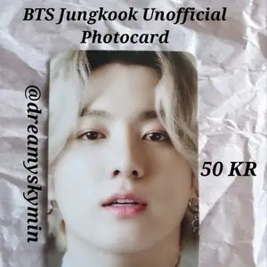 Unofficial Photocards på Jungkook från BTS. Kontakta mig för att köpa. Fri frakt bara 50 KR st !! Freebies ingår i din beställning.✨