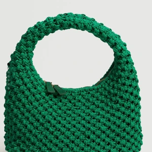 Grön väska från mango - Säljer denna fina unika väskan ifrån mango. Använd fåtal gånger. Helt slutsåld. Nypris 1199 kr