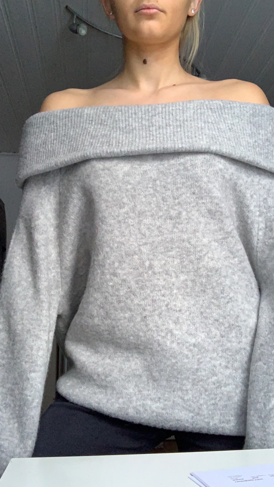 Stickad tröja off-shoulder - 90