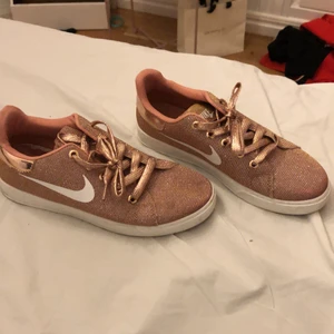 Nike skor - Finns två par rosa glittriga Nike skor, storlek 39 och 40. Aldrig använda säljes ihop eller styck