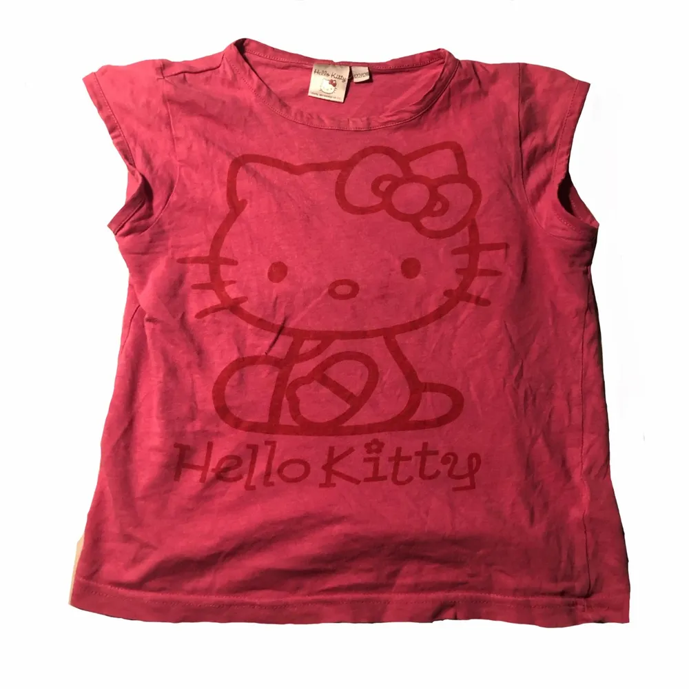 Säljer min gammla Hello Kitty Babytee, som  inte kommer till andvändning! . Toppar.