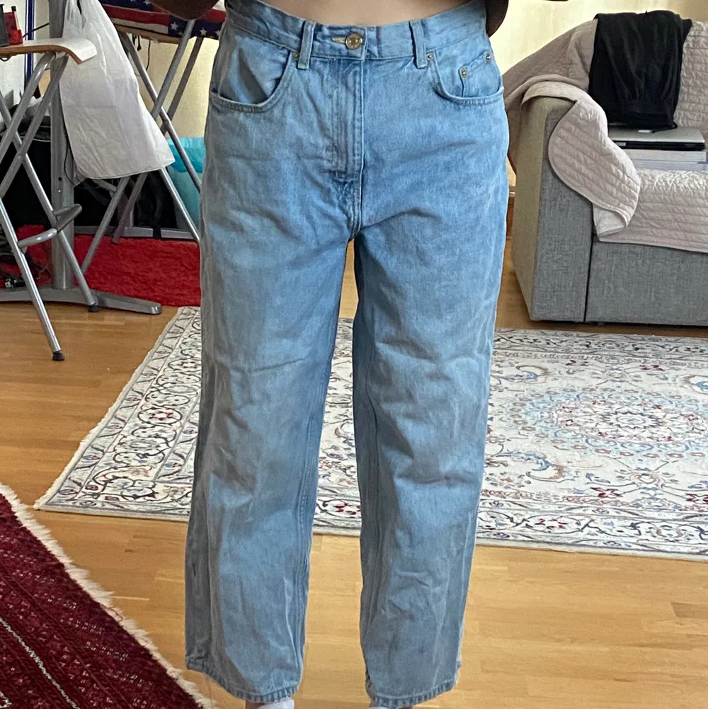 Superfina zara jeans som använts fåtal gånger🤍 säljer pga fel storlek. . Jeans & Byxor.