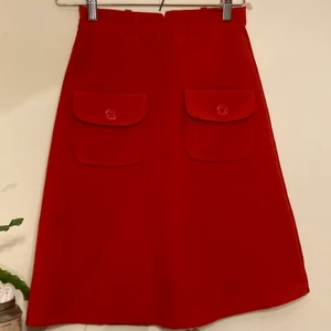 Kjol - Världens finaste kjol som tyvärr är för liten för mig… köpt secondhand men är som oanvänd! Köparen står som vanligt för frakt