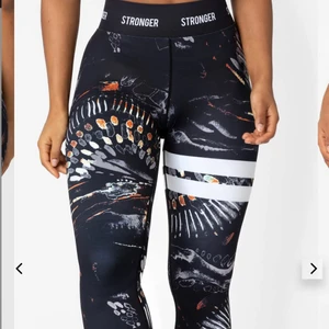 Stronger tights! - Säljer dessa super sköna och fina tights ifrån stonger! Använts bara några enstaka gånger så de är som ny!🥰 skriv gärna om fler bilder eller frågor!