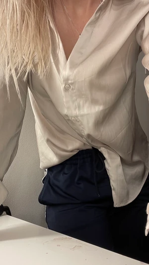 Champagnefärgad skjorta - Superfin skjorta i lent material! Köpt på HM för ett tag sedan, fint skick då den knappt kommit till användning 🤍