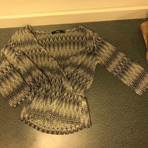 Grå topp - Fin topp i gråa toner med fint mönster. Har glitter i sig. Fin att ha typ ovanpå ett linne. Skriv för fler bilder!