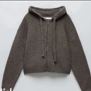 Väldigt fin och trendig zip up från zara - Fin och trendig zip upp från zara, storlek ca men passar allt från xs-l, kom privat vid minsta lilla intresse :) 