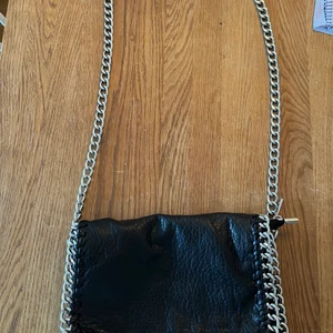 Stella McCartney liknande väska - Väska ifrån Tiamo i fint skick. Lite färg har gått bort vid magnet knapparna som ni kan se på bild 2 men det är inget man tänker på. Budgivning om flera är intresserade 