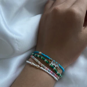 Armband - Säljer alla armband på Bilderna!! 🤍🤍 Kontakta mig för priset, de kostar ungefär 39kr/st ❤️ Passar alla storlekar eftersom jag använder elastisk tråd☺️ Gott nytt år alla!!🎆🎇