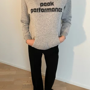 Peak performance hoddie grå - En hoddie i bra skick från peak performance, ljusgrå, storlek xxs