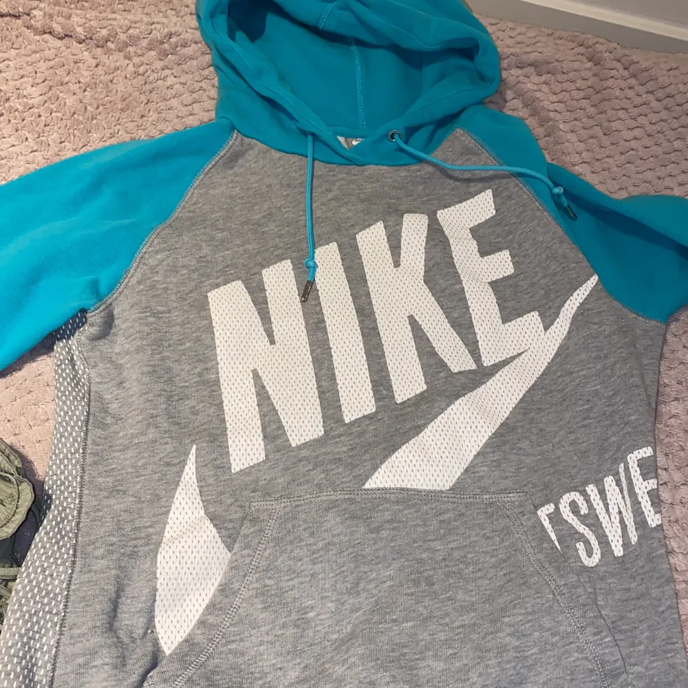 Nike hoodie storlek S  och säljer detta för 400kr. Hoodies.