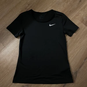 Nike t-shirt - Tränings t-shirt från nike som tyvärr aldrig kommer till användning, väldigt sparsamt använd