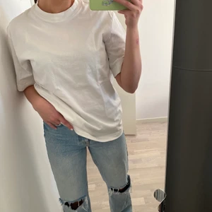 Oversized t-shirt (stl M) - Säljer oversized t-shirt i ett tjockare material som man ej ser igenom🙏🏽🤍 stl M men passar XS-M i storlek! Nyskick och inköpt för 300 på asos. Spårbar frakt ingår i priset!📦