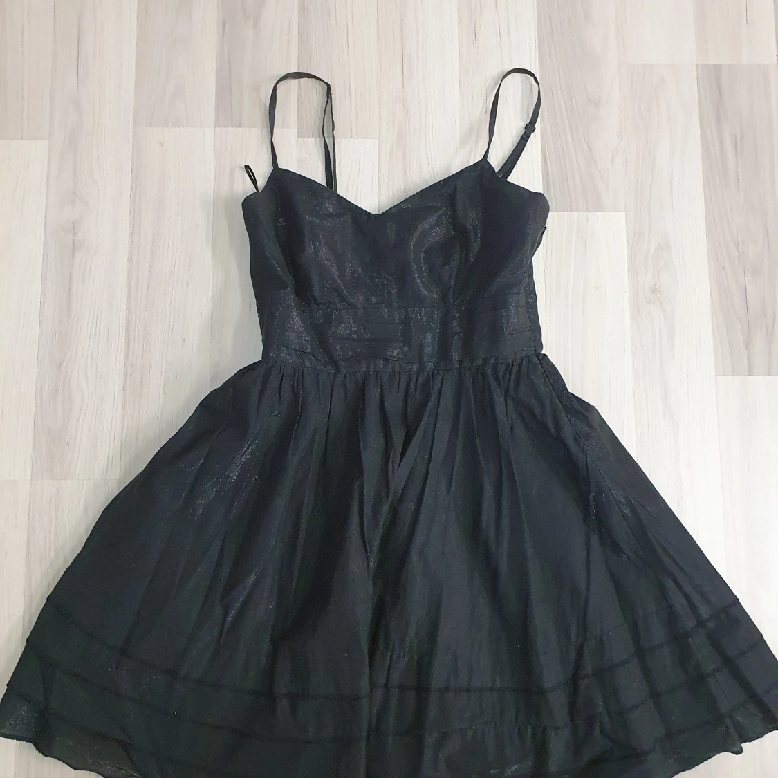 Klänning svartskimmrande stl M 