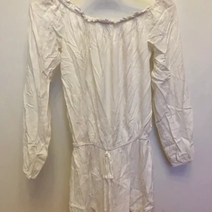 byxdress brandy melville  - En fina of shoulder playsuit från brandy melville. OBS, mycket skrynklig på dessa bilder, hör av dig för fler bilder!