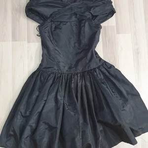 Svart klänning stl 40 - Svart klänning stl 40, går ned till knät, kan samfrakta