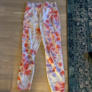 Y2k mjukisbyxor  - Säljer mina snygga mjukis byxor som är köpa från bik bok för 400kr säljer för 200kr💞