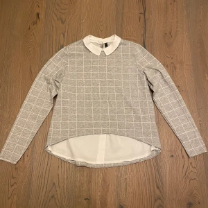 Grå rutig tröja strl S - Grå rutig tröja med skjortkrage