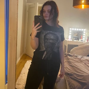 Svart t-shirt med motiv - Säljer en helt oanvänd tröja med motiv av kungen från dedicated i storlek XS. Prislapp sitter kvar (se bild 2), nypris: 349kr