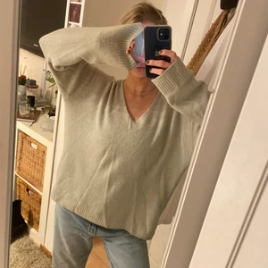 Tunn stickad tröja, strl S - Jättefin tunn stickad tröja från H&M. Fin v-ringning. Knappt använd, bra skick!💘✨