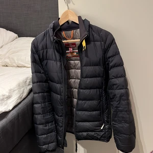 Parajumper jacka  - Stl: M ( passar S väldigt liten i storleken )   Skick: 7/10 Ena jackfickan funkar inte att stänga   Ny pris: 2500 kr Mitt pris: 700