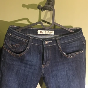 mid wais mörkblåa jeans korta - man får explosiv rumpa i dem😋 jag har kortart ner löngden så dem e ganska korta men det står på dem att dem är stl 36 men vet ej hur mkt det stämmer… andvändt dem typ två gngr.