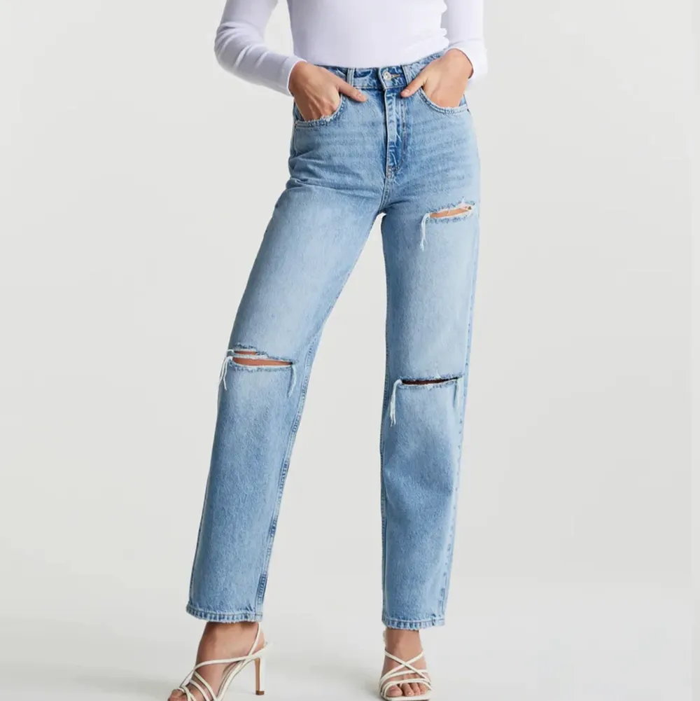 Säljer dessa 2 par super snygga jeans då dom är förstora för mej. Endast använda någon enstaka gång så båda är i nyskick. Köp ett par för 300kr eller båda för 500kr.. Jeans & Byxor.