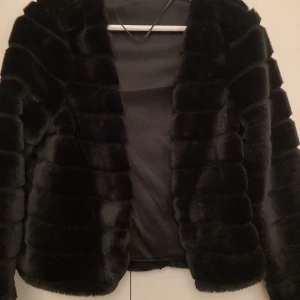 Jacka  - Säljer den här fluffjackan/koftan då jag aldrig använder den!