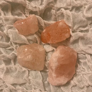 Kristall  - Säljer Himalaya salt bitar 💕 man kan laga mat med dom men även använda spirituellt! Himalaya salt gör så att du sover bättre, lugnar, renar spirituellt och är allmänt bra för kroppen! 