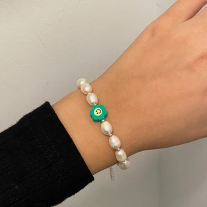 Pärlarmband  - Jättefint pärlarmband gjort med sötvattenspärlor! 15-20cm långt, Handla här eller hos www.tinsel.se 🤍