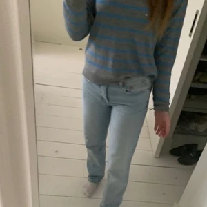 Zara randig tröja  - Säljer denna fina randiga tröja från zara då den tyvärr inte kom till användning. Sparsamt använd. Slut såld på hemsidan. Skriv till mig direkt om ni får några frågor💗💗  obs,, första bild lånad Bud på: 110kr köp direkt 150 +frakt❤️