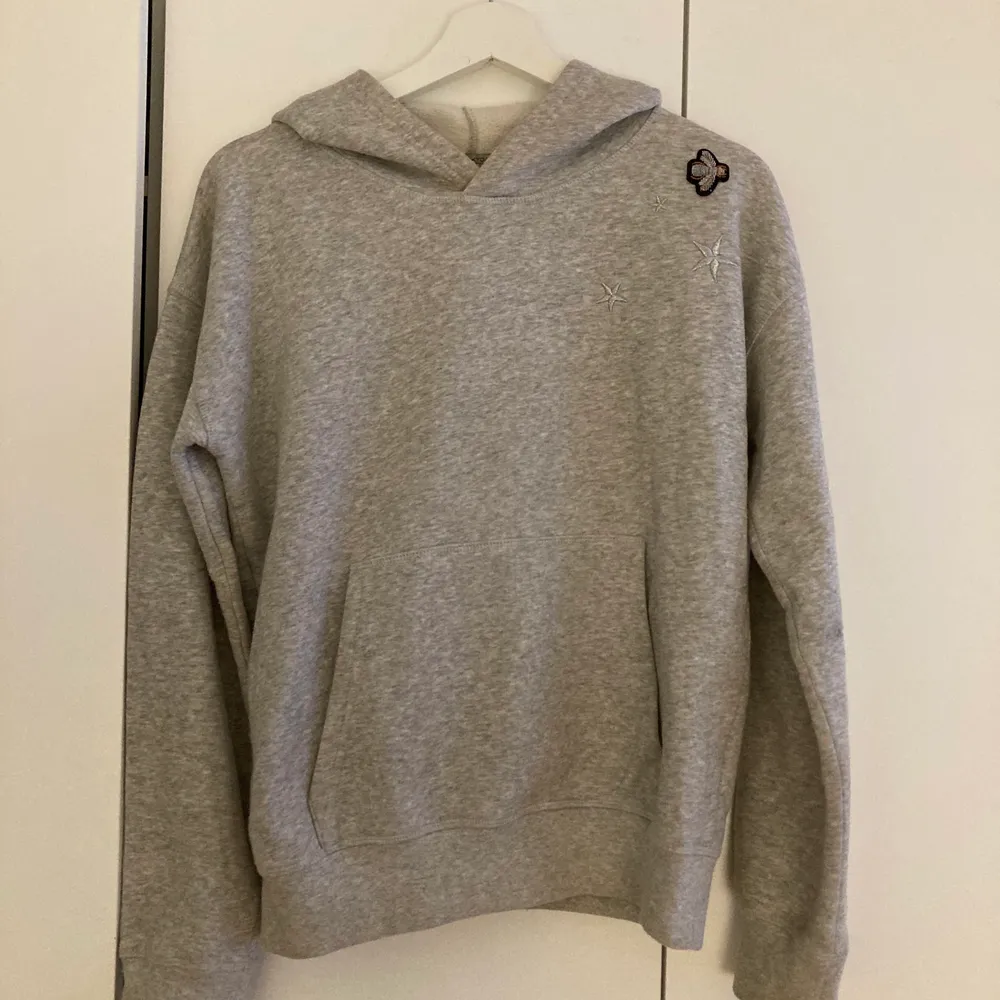 Säljer min fina hunkeydory hoodie då den är för liten. Passar storlek S. Hoodies.