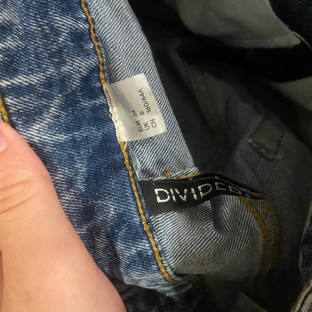 Ett par Jeans från hm som jag köpte i somras men använder knappt och därför tänkte jag att dom kommer säkert användas hos någon annan mer än mig . Jeans & Byxor.