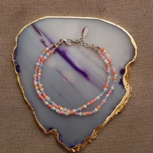 Pärlarmband  - Pärlarmband i ljusa fina färger. Justerbar.