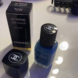 Säljer mitt oanvända Chanel nagellack då den inte kommer till användning . Den är i bra skick och är i färgen ”Blue Boy” . (Org pris 375kr )