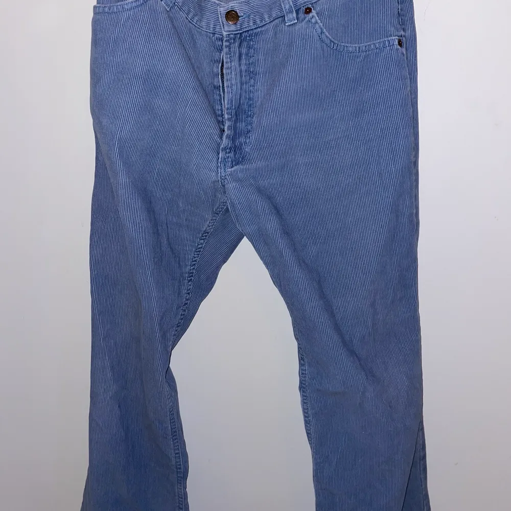 Babyblå Marlboro jeans i Manchester i storlek 33, insydda med ett resårband som enkelt kan tas bort. Skulle tippa på att de med resåren passar en medium.. Jeans & Byxor.