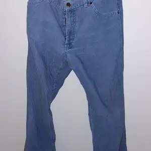 Babyblå Marlboro jeans i Manchester i storlek 33, insydda med ett resårband som enkelt kan tas bort. Skulle tippa på att de med resåren passar en medium.