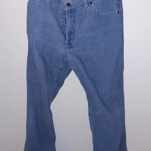 Marlboro jeans 33 - Babyblå Marlboro jeans i Manchester i storlek 33, insydda med ett resårband som enkelt kan tas bort. Skulle tippa på att de med resåren passar en medium.