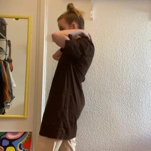 Brun tunika/klänning - Brun klänning/tunika från HM, den e helt oanvänd. Storlek S, men den e ganska oversized i modellen så passar på folk med storlek 36, 38 och 40. 