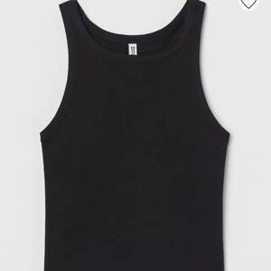 Svart linne - Säljer detta fina linne ifrån hm då jag har för många!! Vet ej vad frakten kommer att kosta men återkommer om det, kontakta mig vid intresse/egna bilder💞💞