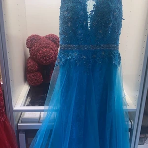 Festklänning strl 42-44 - ‼️Video finns men går ej att ladda upp‼️ använd endast en kväll, köparen står för frakten OCH ENDAST SERIÖSA KÖPARE💕