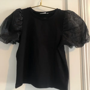 Puff sleve shirt  - Säljer en svart t-shirt med puffärm, storlek 170, nästan aldrig använd, ser ut som ny, ordinarie pris: 199kr mitt pris: 100kr (frakten ingår i priset)