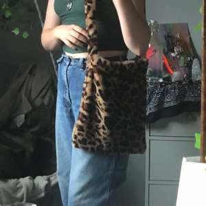 Fluffig leopardväska  - Jättefin helt oanvänt leaopardväska med fluffig utsida! Jag köpte den för ett tag sedan men har helt enkelt inte fått användning för den. Väskan kan stängas men cardboard från insidan. Köparen står för frakt och frakten kan även variera💕