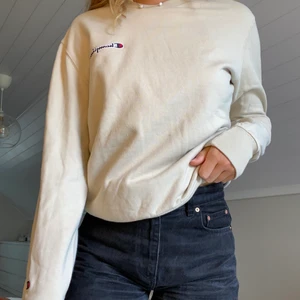Champion sweatshirt  - Fin champion sweatshirt i storlek S. Superbra skick då den endast är använd ett fåtal gånger 🤍 Nypris 679kr, säljer den för 300 + frakt. Om fler är intresserade säljer jag till den med högst bud! 