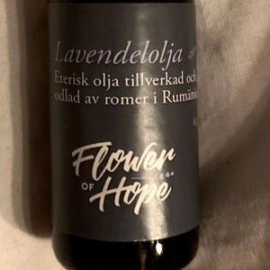 Lavendelolja oöppnad från Flower of Hope - Underbar lavendelolja, oöppnad. Oljan är framställd av en grupp franciskanermunkar i nordöstra Rumänien, den region som många romer betraktar som sin hemvist, och de har etablerat ett fantastiskt arbete i området. De har byggt upp ett socialt center, men också tagit över en handelsträdgård där de nu bedriver lavendelodling med enbart romska arbetare. Lavendeln pressas till lavendelolja, och det är denna olja som nu lanseras på den svenska marknaden under namnet Flower of Hope, i ett samarbete mellan romer, Franciskanerordens munkar i Moldova, Svenska kyrkan och Sackeus. Kostade ursprungligen 130kr. Kan hämtas, mötas upp om i närheten eller levereras, men köparen står för frakt.
