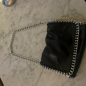 Väska - Säljer denna väska den scorett då jag känner att jag inte använder den mer! Man kan välja att ha den kort eller lite längre! Är i super fint skick💕 Ny pris 500